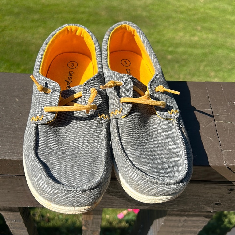 GUC Cat & Jack slip on shoes size 3.